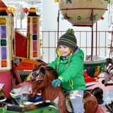 ...oltre al sorridente Francesco, di 5 anni. Lui all�inizio decide di cavalcare il cavalluccio marrone...